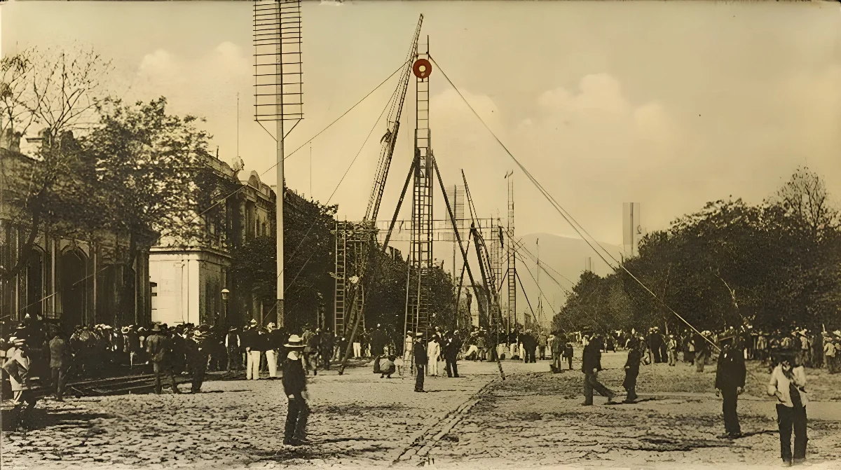 Ejercicios de Bomberos en plena Alameda, Santiago. — 1920 | Chile de Ayer