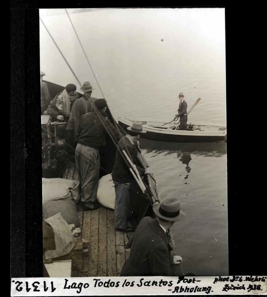 Lago Todos los Santos, recogida de correo — aprox. 1938–1940 | Chile de Ayer