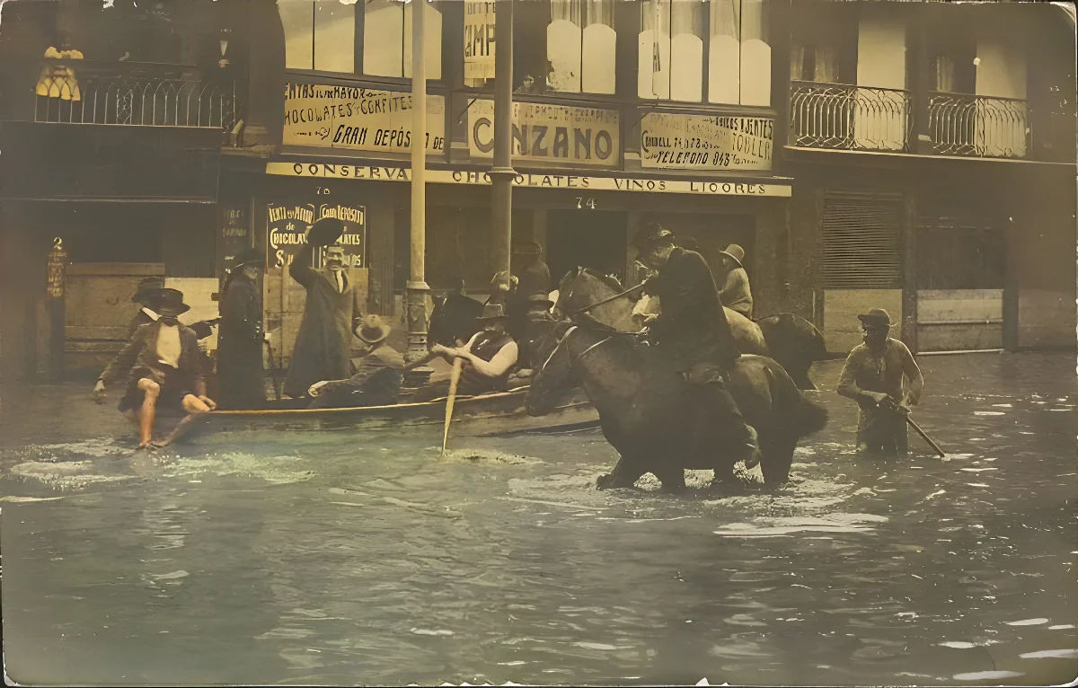 Inundación en Valparaíso, calle Condell con Pirámide, en 1914. — Calle Condell — 1914 | Chile de Ayer