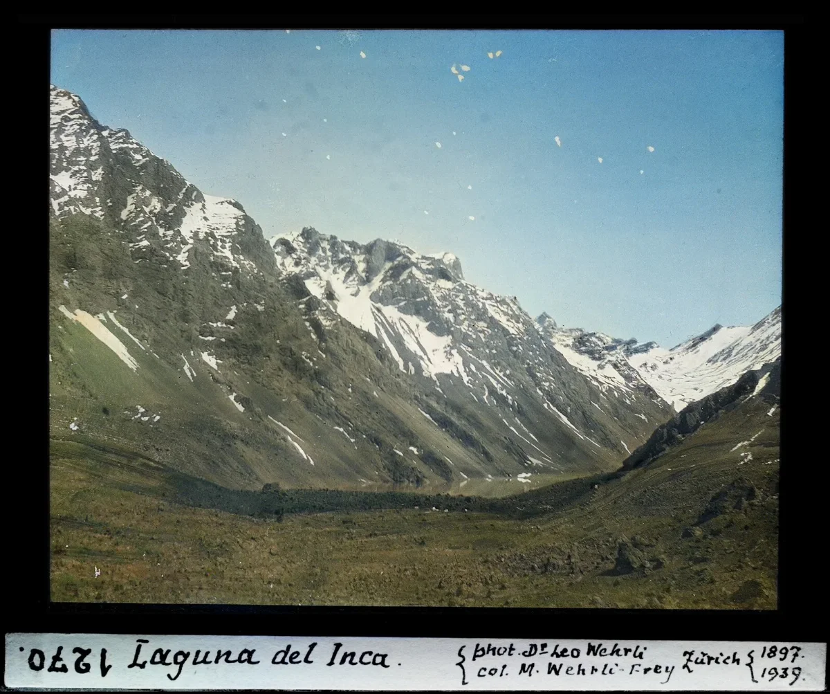 Laguna del Inca rodeada de cumbres nevadas en la cordillera de Portillo — aprox. 1897–1940 | Chile de Ayer