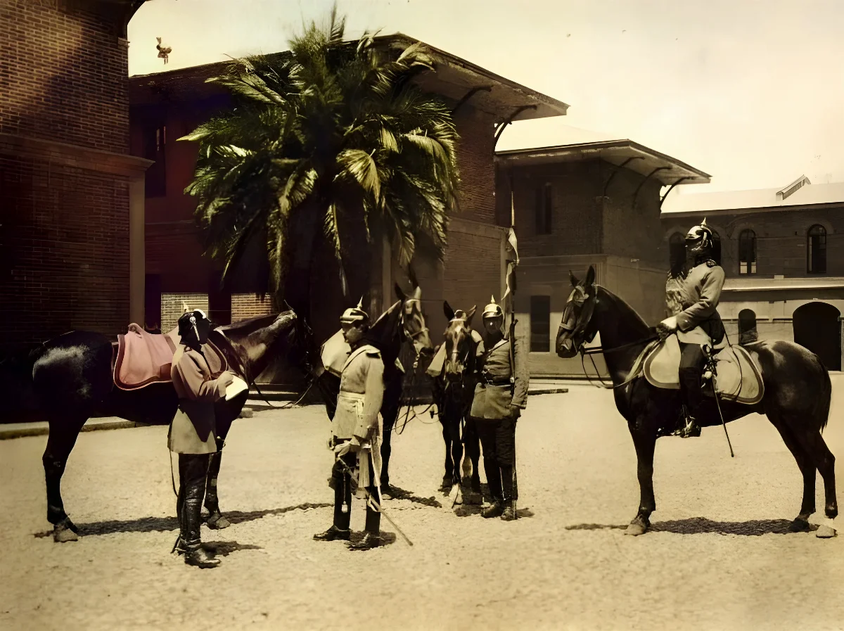 Regimiento de Caballería en 1906, luego sería FAU U. de Chile — Facultad de Arquitectura y Urbanismo de la Universidad de Chile — 1906 | Chile de Ayer