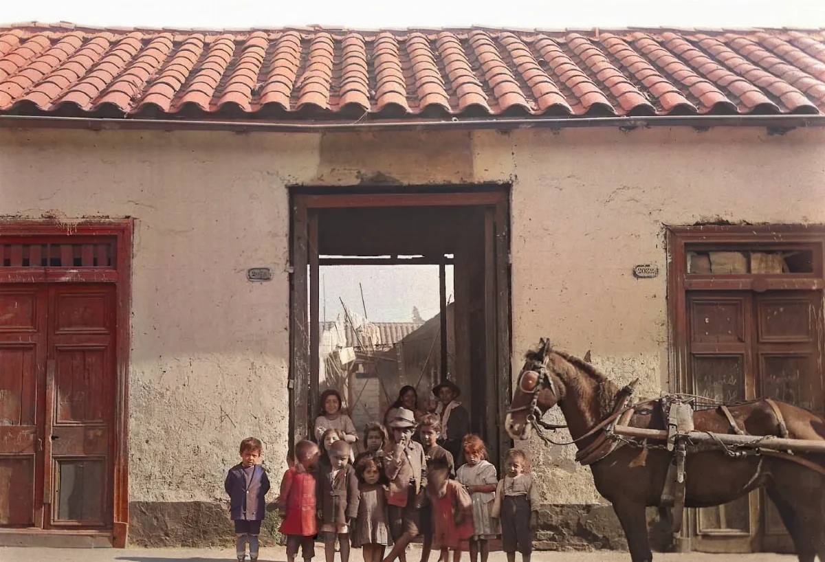 Niños posando en Avenida Brasil en 1920 — Barrio Brasil — 1920 | Chile de Ayer