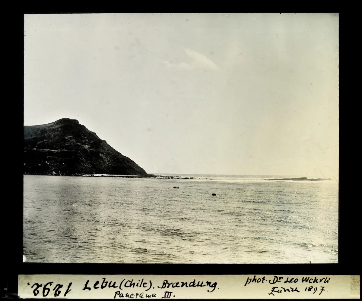 Diapositiva en blanco y negro de Lebu, panorama III del oleaje costero, 1897 — aprox. 1897–1940 | Chile de Ayer