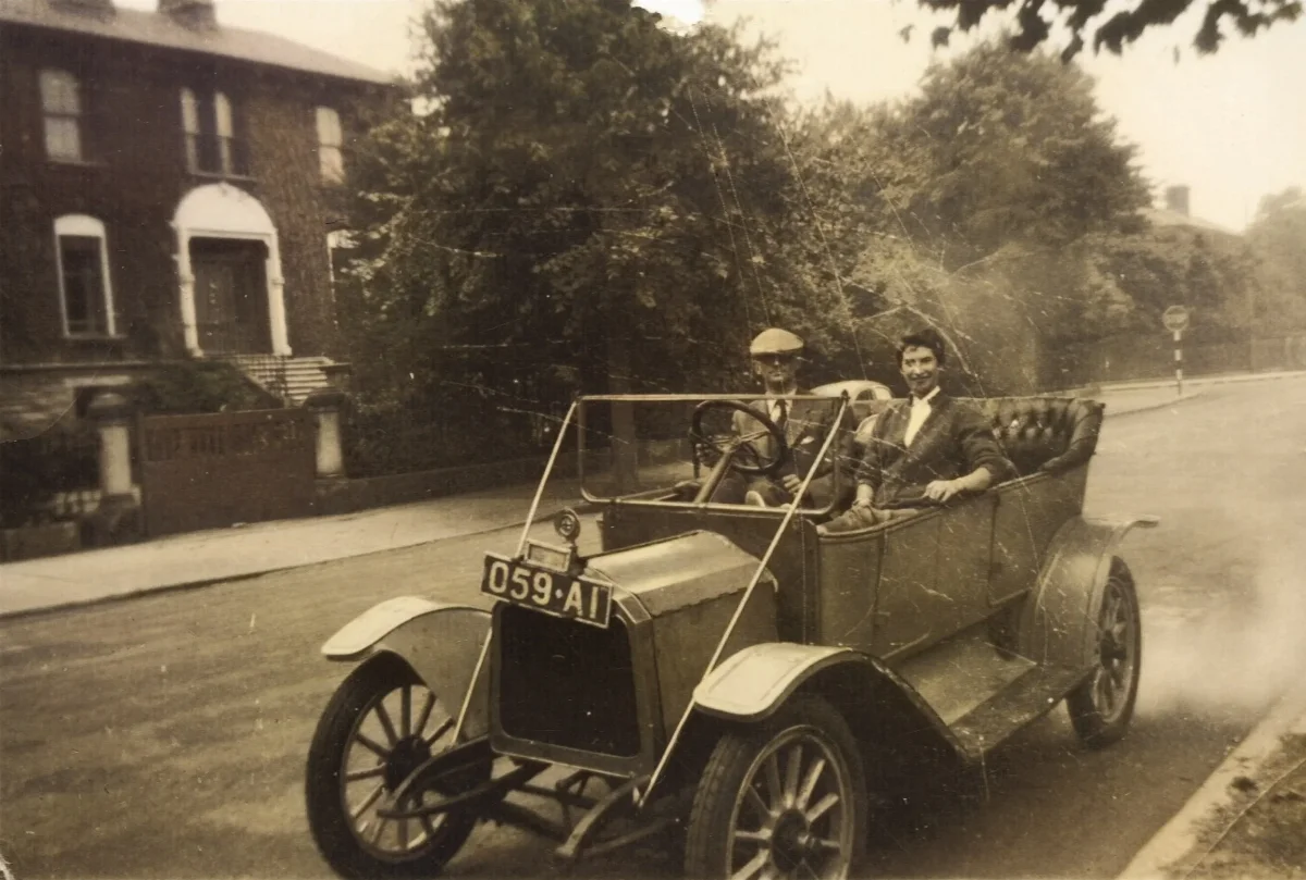 Auto en lugar desconocido en 1920 — 1920 | Chile de Ayer