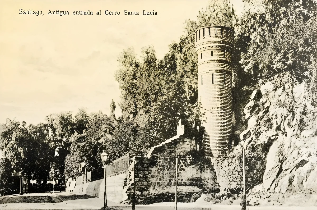 Antigua entrada al Cerro Santa Lucía, 1915 — Cerro Santa Lucía — 1915 | Chile de Ayer