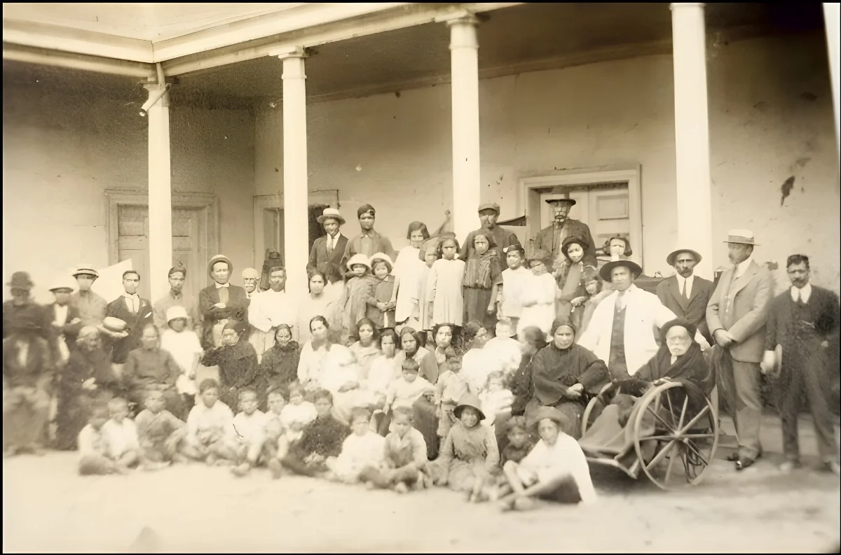 Sobrevivientes Freirina terremoto 1922 — Edificio Los Portales — 1922 | Chile de Ayer