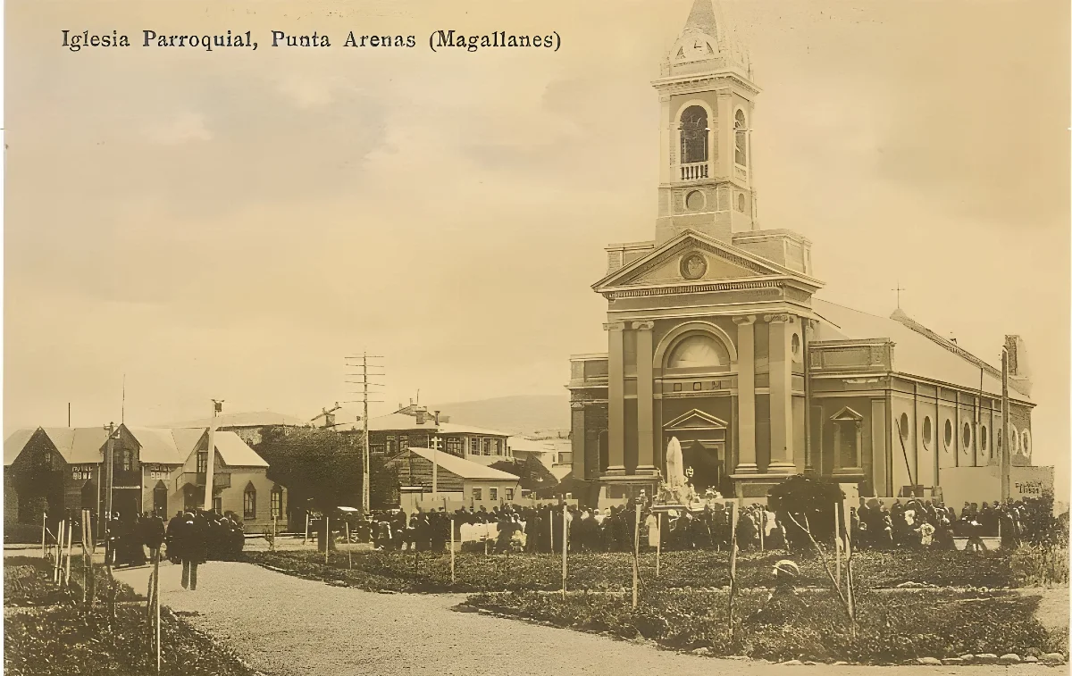 Iglesia Parroquial (Catedral) de Punta Arenas, años 20 — Plaza Muñoz Gamero — 1920 | Chile de Ayer