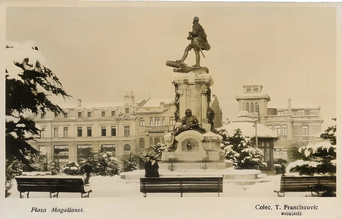 Plaza Muñoz Gamero nevada en 1920 — Plaza Muñoz Gamero — 1920 | Chile de Ayer