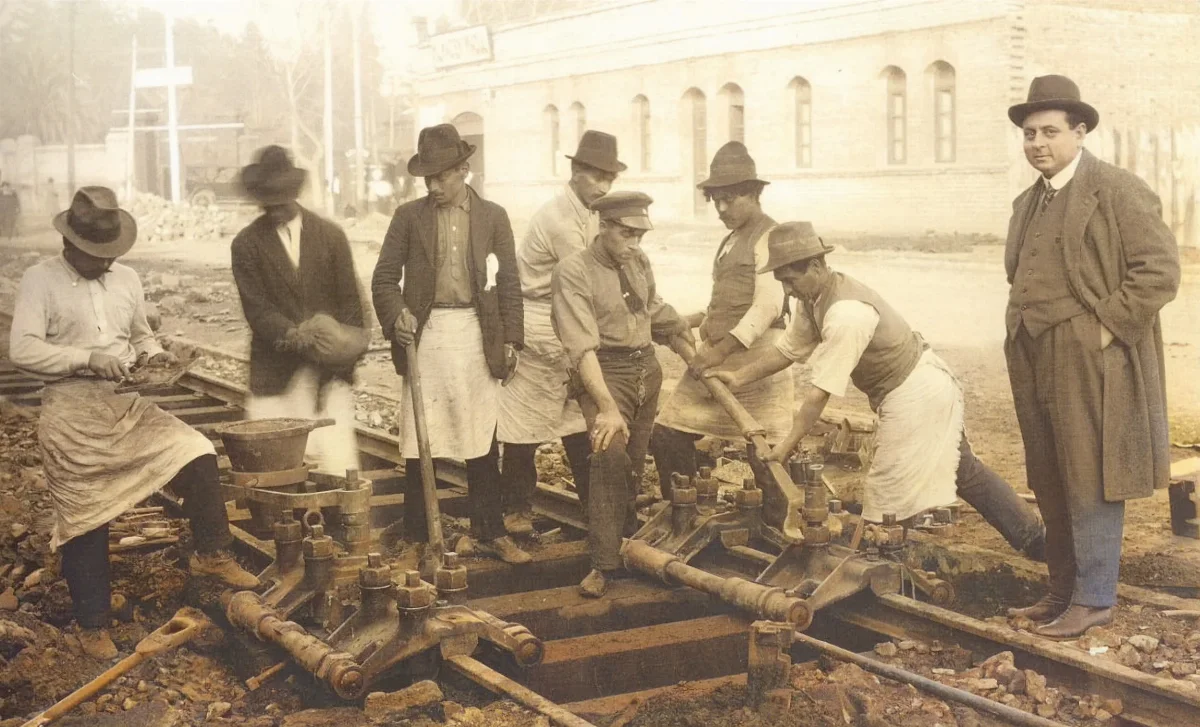 Instalación líneas de tranvía año 1922 — Avenida Irarrázaval — 1922 | Chile de Ayer