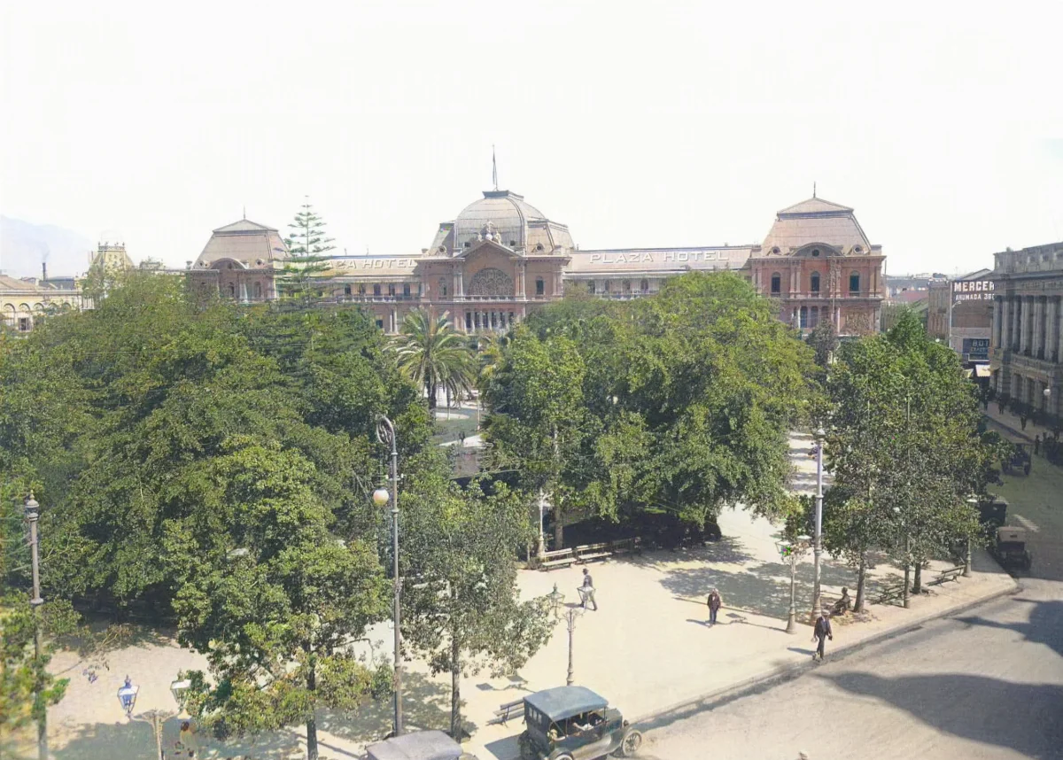 Plaza de Armas y el Portal Fernandez Concha año 1910 — Plaza de Armas de Santiago — 1910 | Chile de Ayer