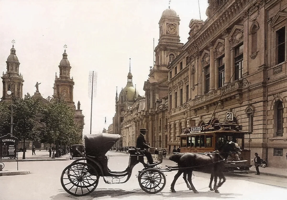 Carruaje en Plaza de Armas en 1915 — Plaza de Armas de Santiago — 1915 | Chile de Ayer