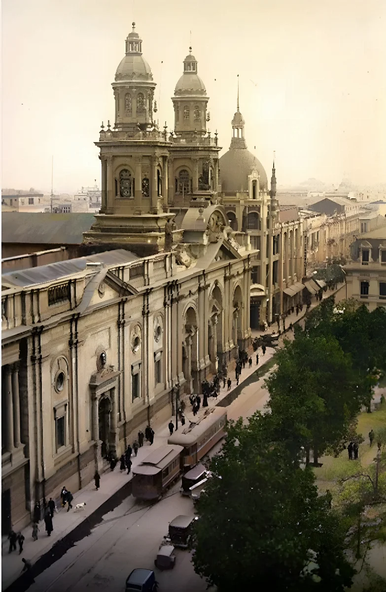 Catedral de Santiago y Bazar Krauss en los años 20s — Plaza de Armas de Santiago — 1920 | Chile de Ayer