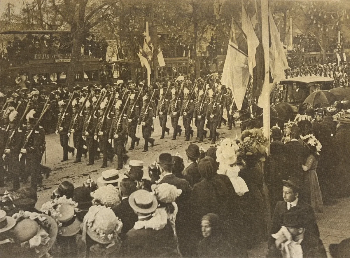 Desfile militar en Santiago por celebración del Centenario de Chile — Alameda de las Delicias — 1910 | Chile de Ayer