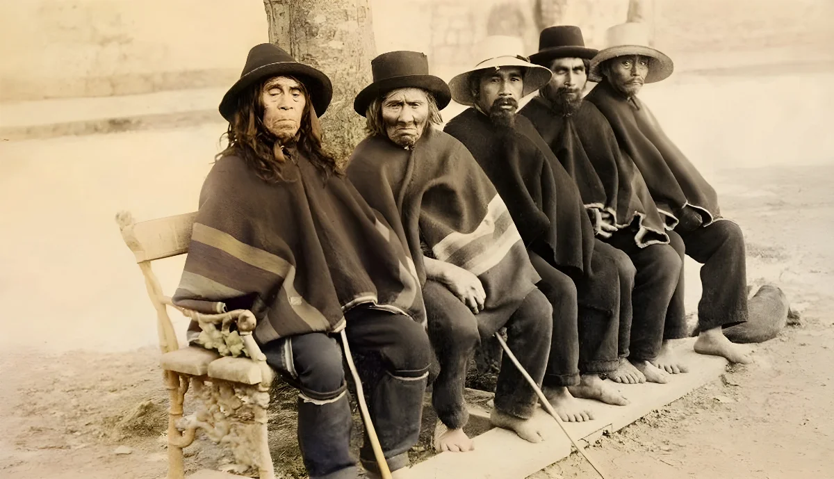 Caciques en Plaza de Osorno en 1900 — Plaza de Armas de Osorno — 1900 | Chile de Ayer