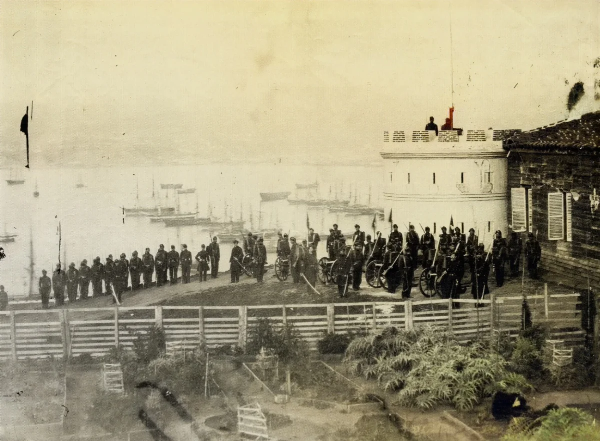 Ejercito sobre la Bahía de Valparaíso año 1864 — Bahía de Valparaíso — 1864 | Chile de Ayer