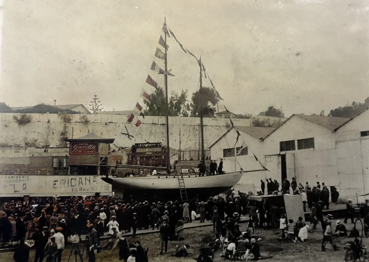 Lanzamiento de Yate Quivolgo, años 20s — Playa Las Torpederas — 1920 | Chile de Ayer