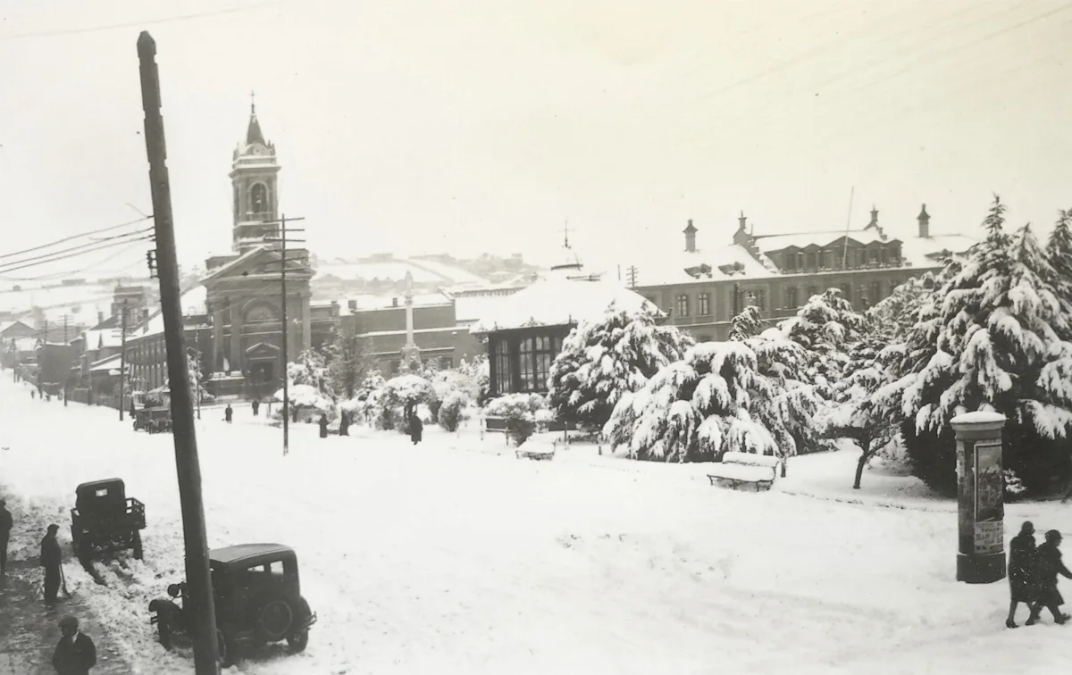 Plaza Muñoz Gamero nevada en 1918 — Plaza Muñoz Gamero — 1918 | Chile de Ayer