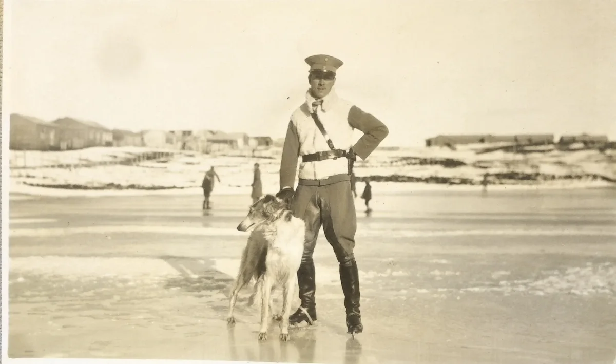 Capitán con su perro en Punta Arenas, 1918 — Punta Arenas — 1918 | Chile de Ayer
