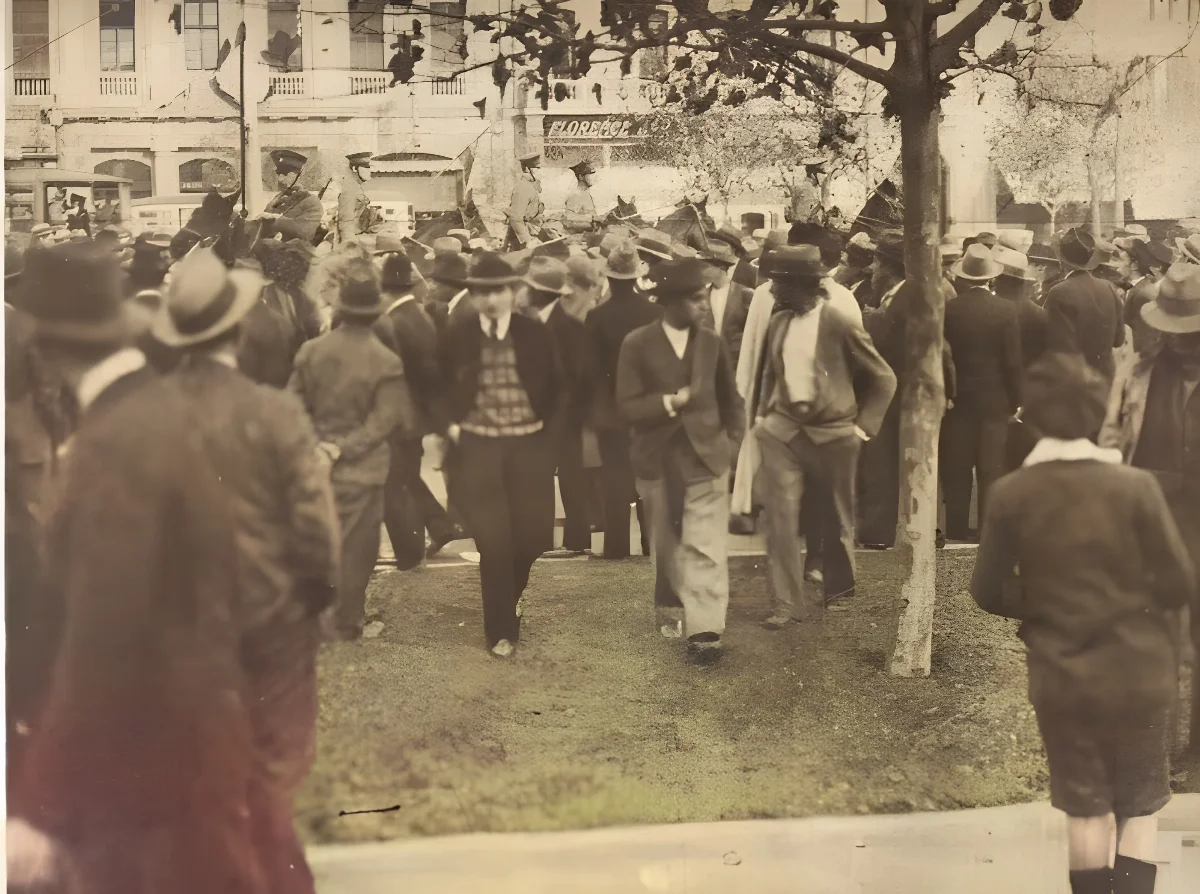Golpe de Estado 4 de junio 1932: concentración callejera alrededor de árbol — aprox. 1931 | Chile de Ayer