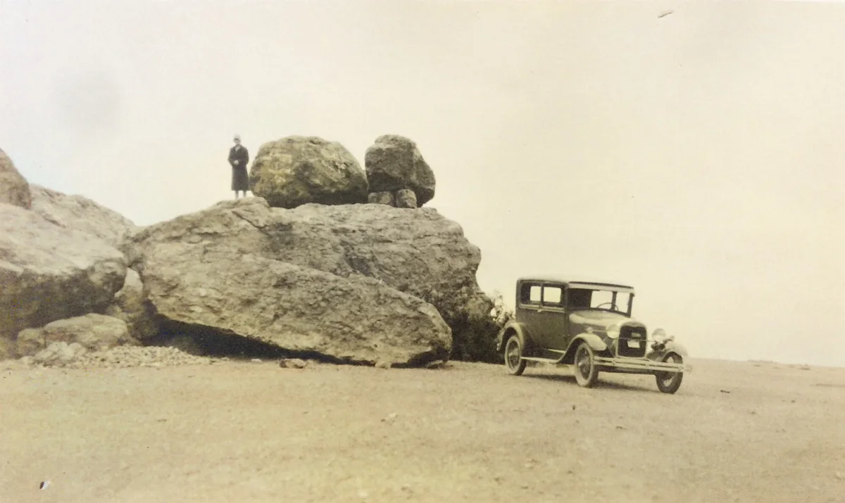 Automóvil en Meseta Jahuel, 1918 — Meseta Jahuel — 1918 | Chile de Ayer