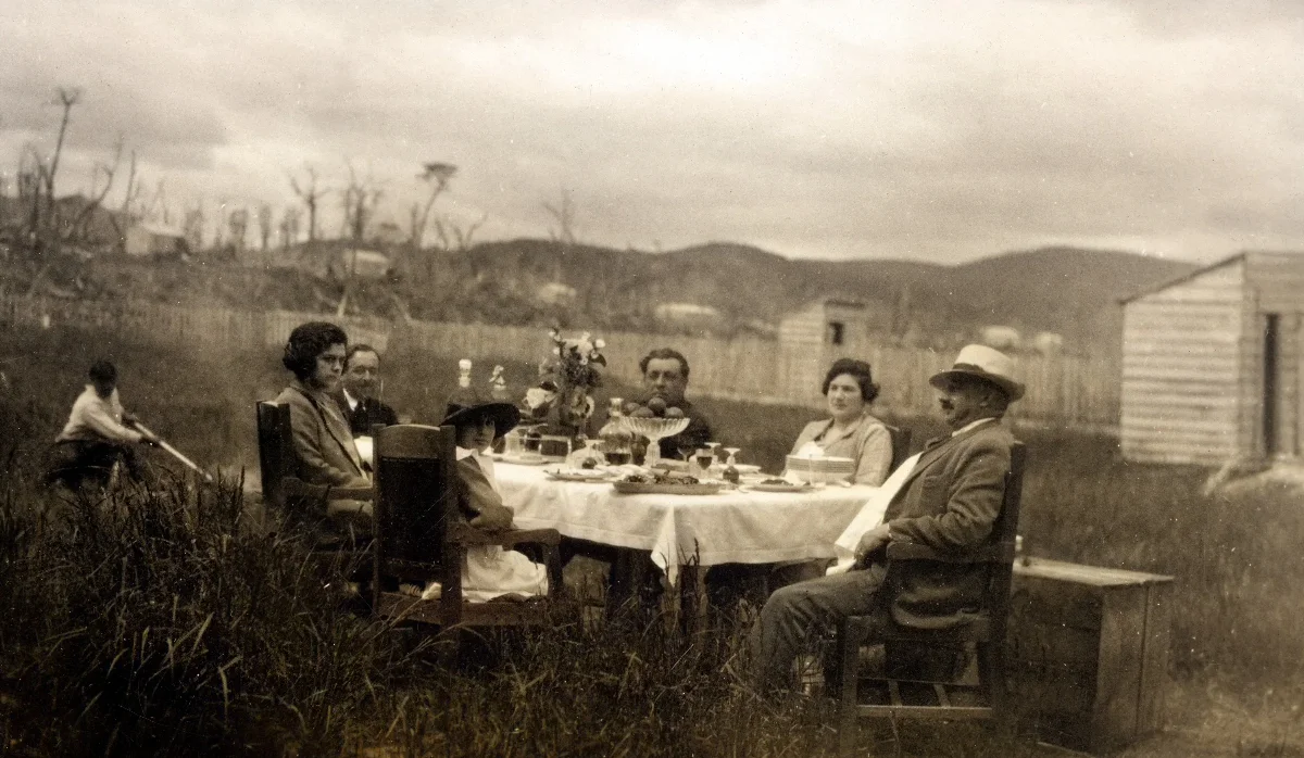Almuerzo Campestre en Puerto Yartou ca. 1910 — Puerto Yartou — 1910 | Chile de Ayer