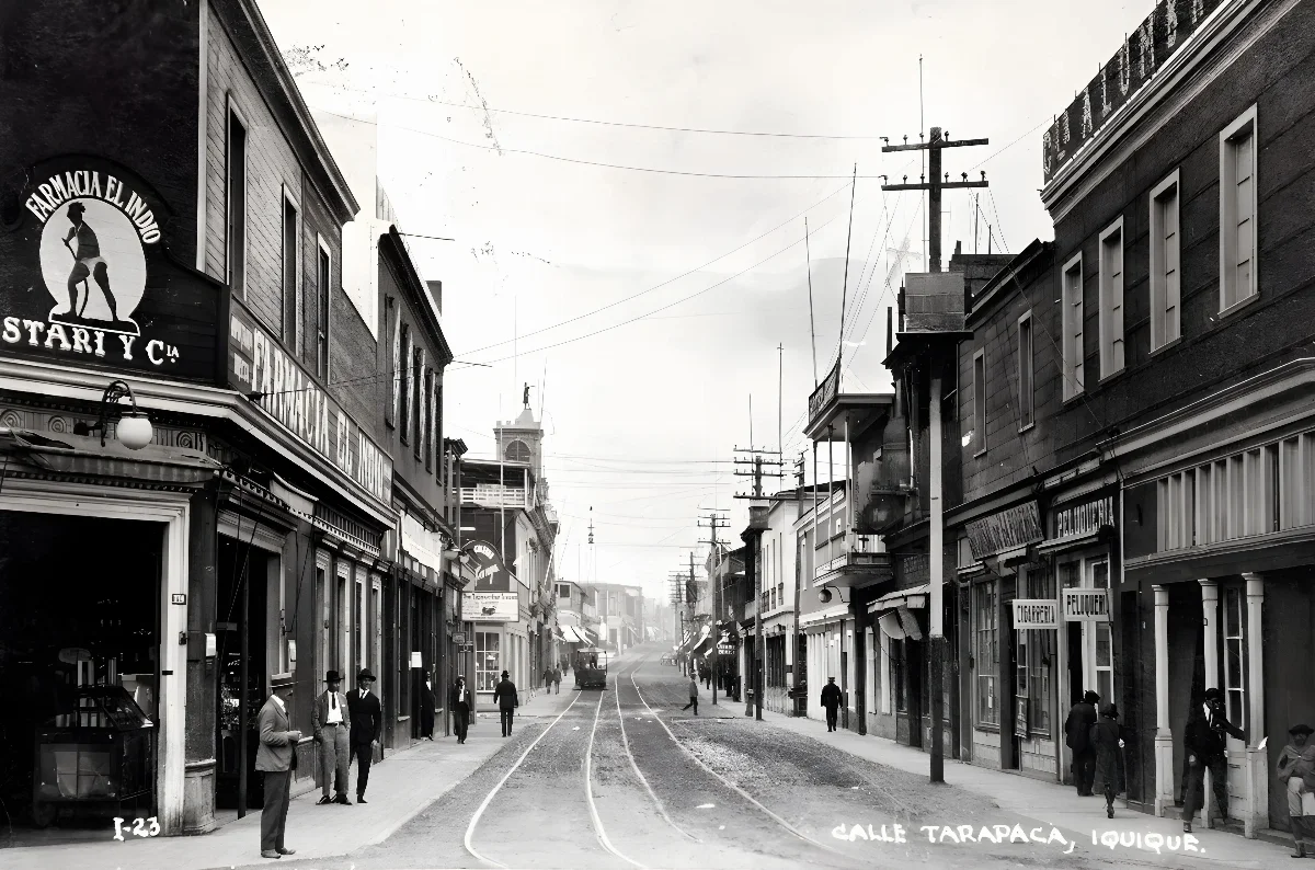 Calle Tarapacá, Iquique Circa. 1910 — Plaza Prat — 1910 | Chile de Ayer