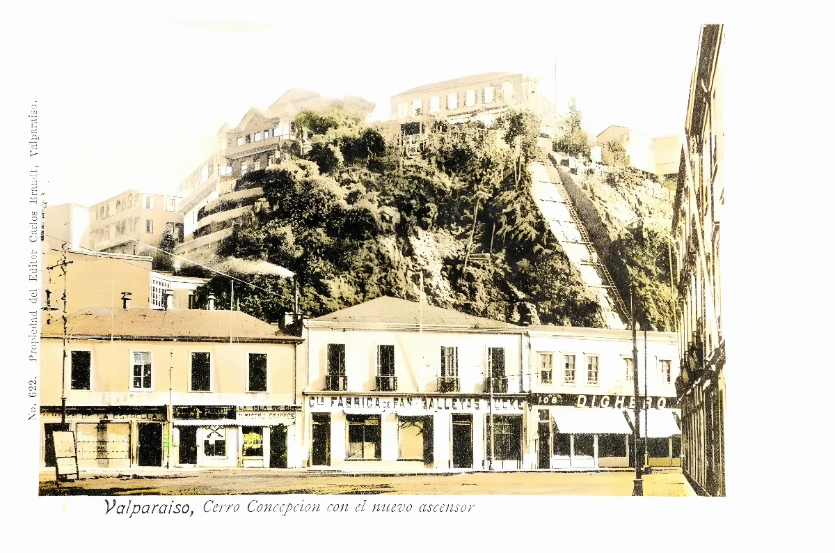 Cerro Concepción con el nuevo ascensor circa. 1920 — 1920 | Chile de Ayer