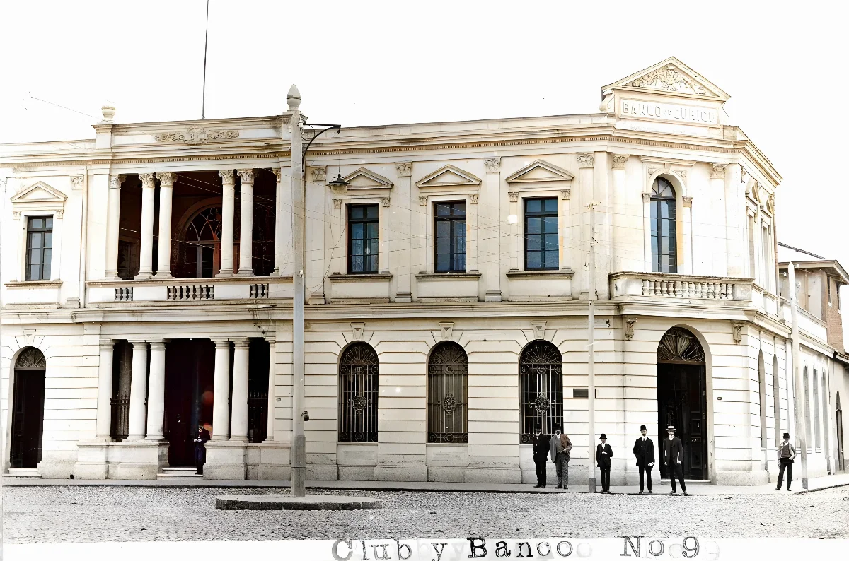 Club y Banco de Curicó en los años 20s — Banco de Curicó — 1920 | Chile de Ayer