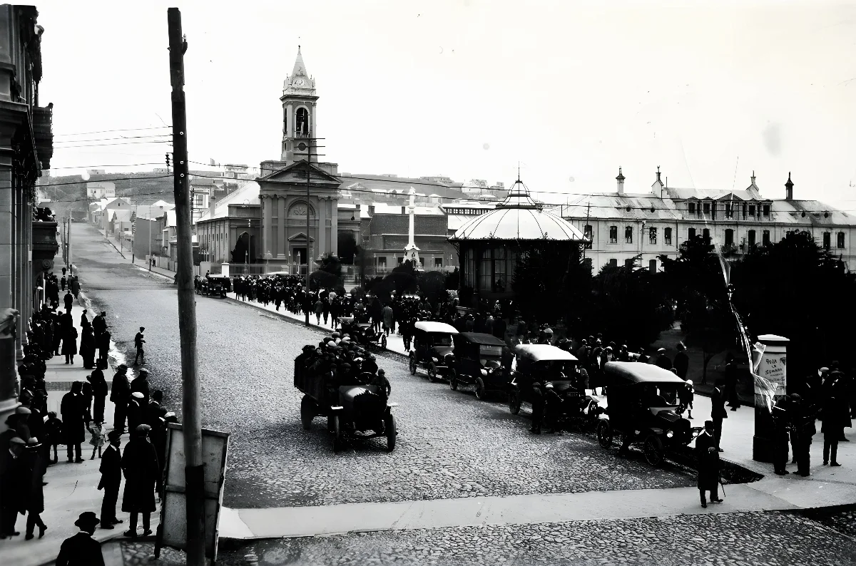Plaza Muñoz Gamero ca. 1920 — Plaza Muñoz Gamero — 1920 | Chile de Ayer