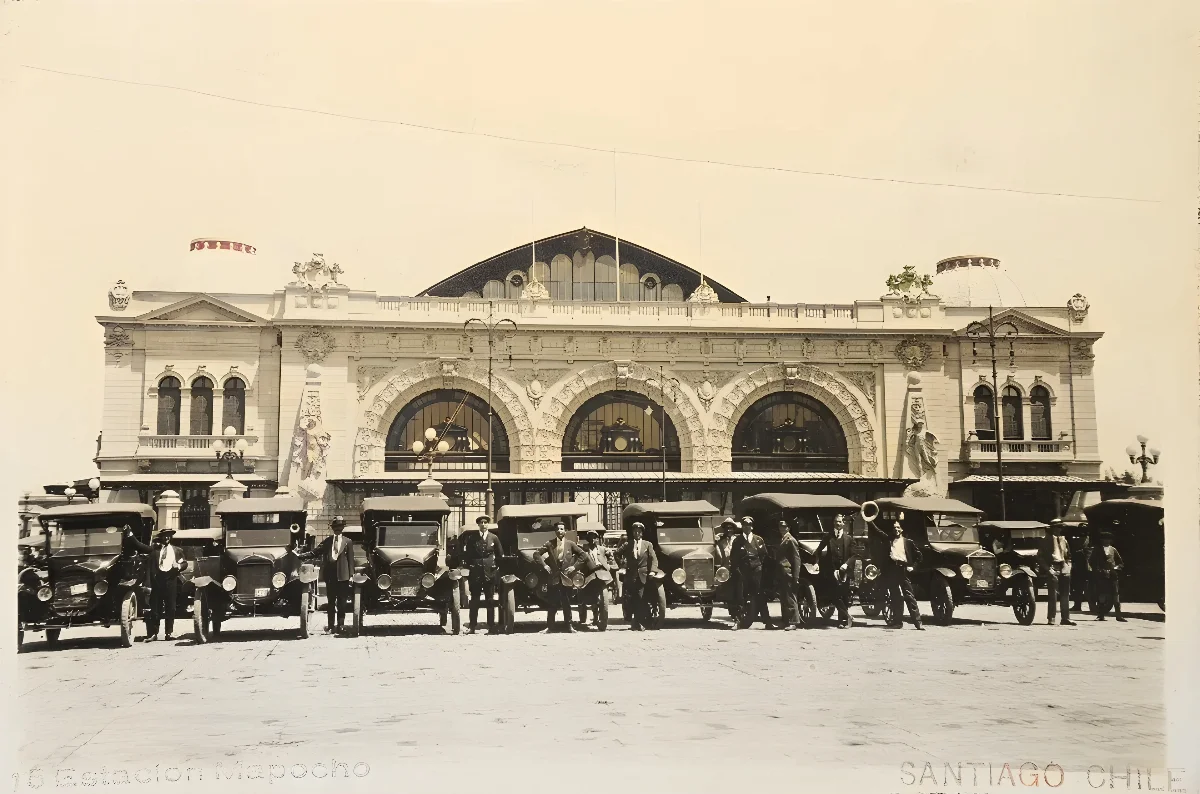 Taxis frente a la Estación Mapocho circa. 1913 — Estación Mapocho — 1913 | Chile de Ayer