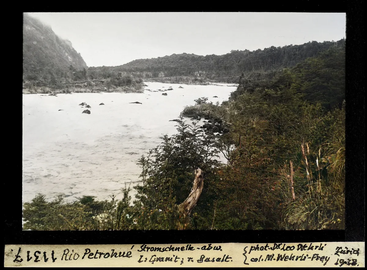Rio Petrohué, Stromschnelle abwärts, links Granit, rechts Basalt — 1938 | Chile de Ayer