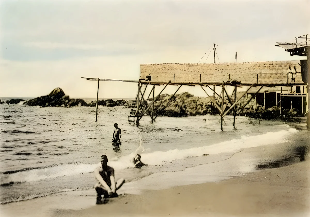 Bahía de las Torpederas, Valparaíso, 1910 — Playa Las Torpederas — 1910 | Chile de Ayer
