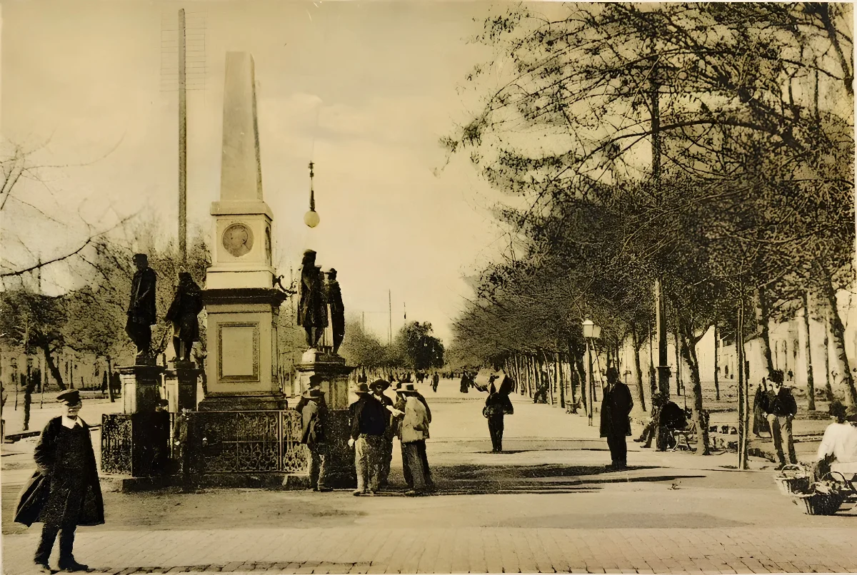 Obelisco de la Alameda ca. 1900 — Colegio de los Sagrados Corazones de la Alameda — 1900 | Chile de Ayer