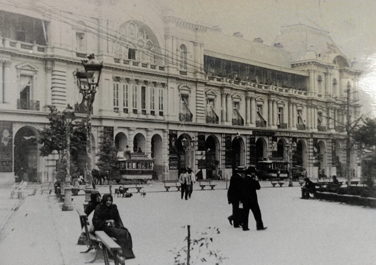 Portal Fernández Concha en 1895 — Plaza de Armas de Santiago — 1895 | Chile de Ayer