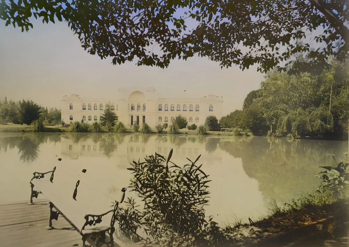 Santiago, Laguna de La Quinta Normal en 1890 — Museo Nacional de Historia Natural — 1890 | Chile de Ayer