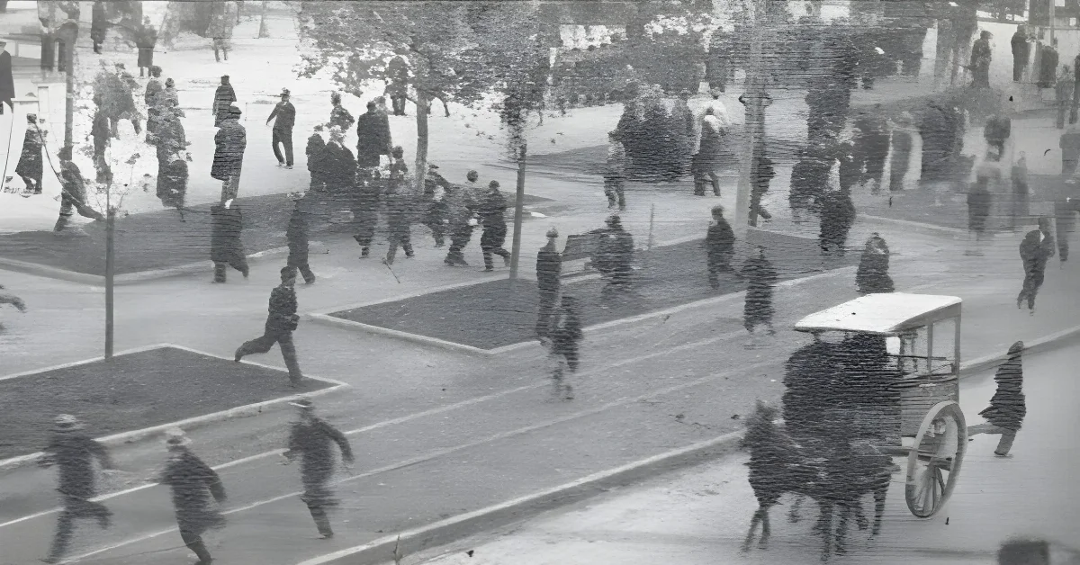 Manifestación del 4 de junio de 1932 con carruaje en plaza — aprox. 1931 | Chile de Ayer