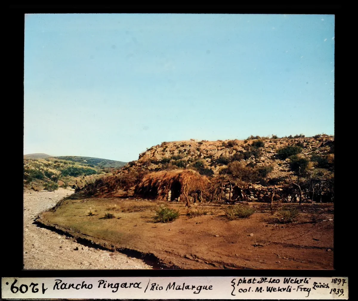 Rancho Pingara junto al Rio Malargue con cerros aridos, diapositiva coloreada de 1897 — aprox. 1897–1940 | Chile de Ayer