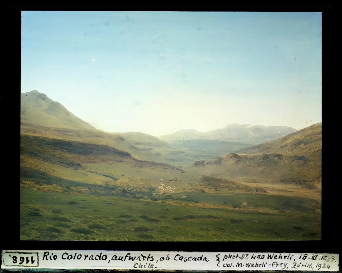 Río Colorado hacia Cascada, fotografía coloreada por Margrit Wehrli-Frey — aprox. 1897–1940 | Chile de Ayer