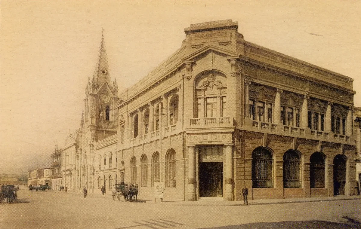 Banco Español e Iglesia de Antofagasta, ca. 1910 — 1910 | Chile de Ayer