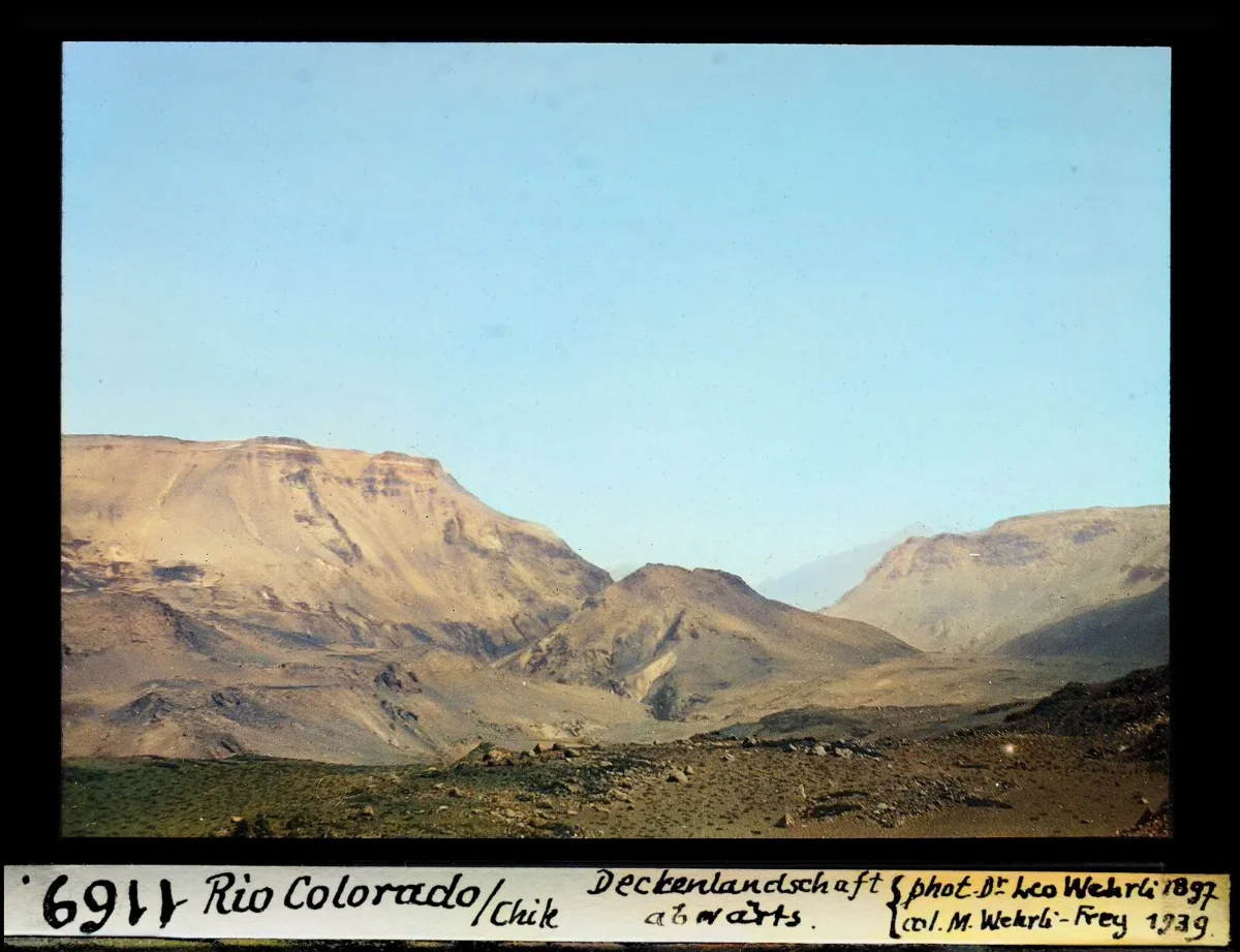 Paisaje erosionado del valle del Rio Colorado aguas abajo, Andes de Chile — aprox. 1897–1940 | Chile de Ayer