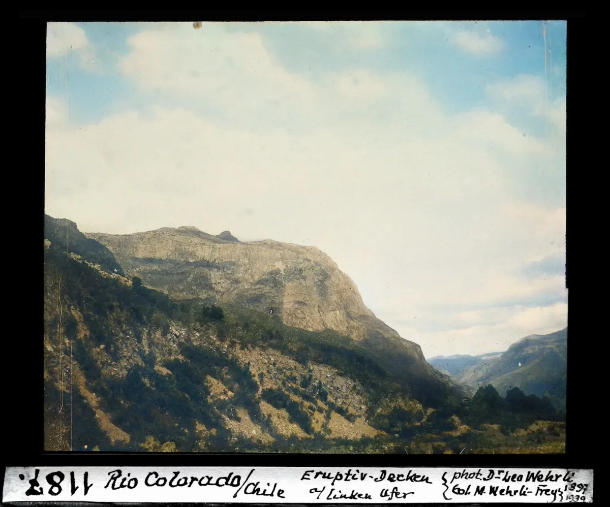 Río Colorado, Chile. Estratificación geológica visible en acantilados — aprox. 1897–1940 | Chile de Ayer