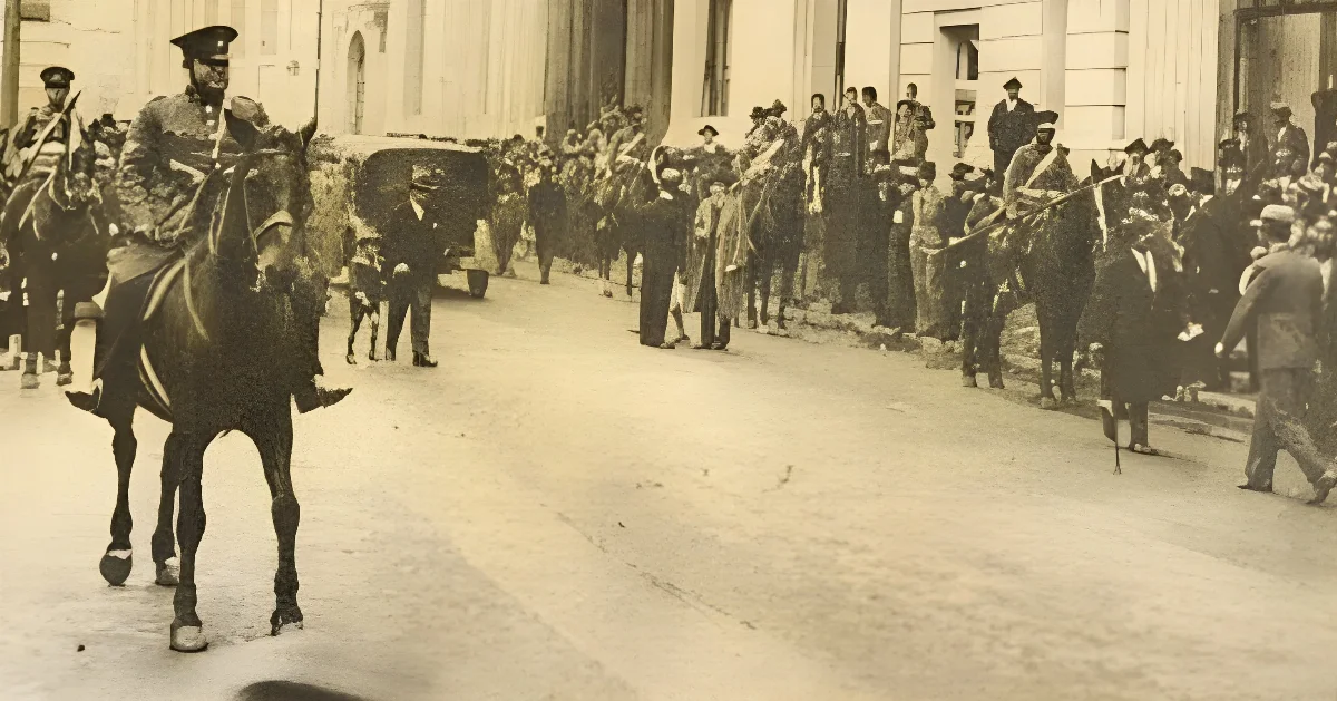 Golpe de Estado 1932: militares a caballo en manifestación callejera — aprox. 1931 | Chile de Ayer