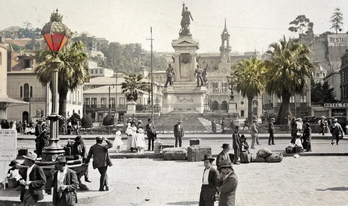 Monumento a Prat en 1922 — Plaza Sotomayor — 1922 | Chile de Ayer
