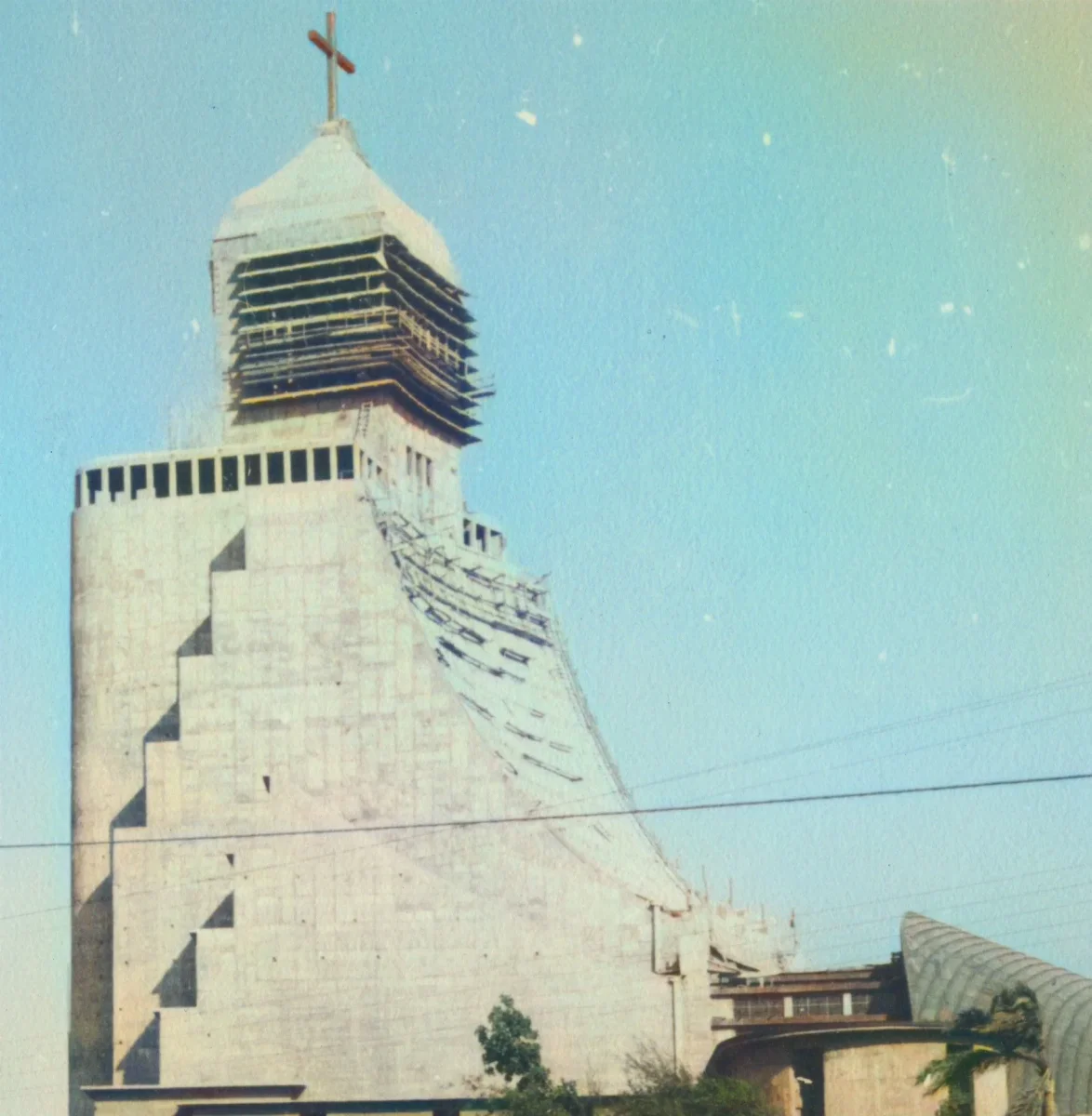 Templo Votivo de Maipú durante su construcción en 1976 (recorte) — 1976 | Chile de Ayer