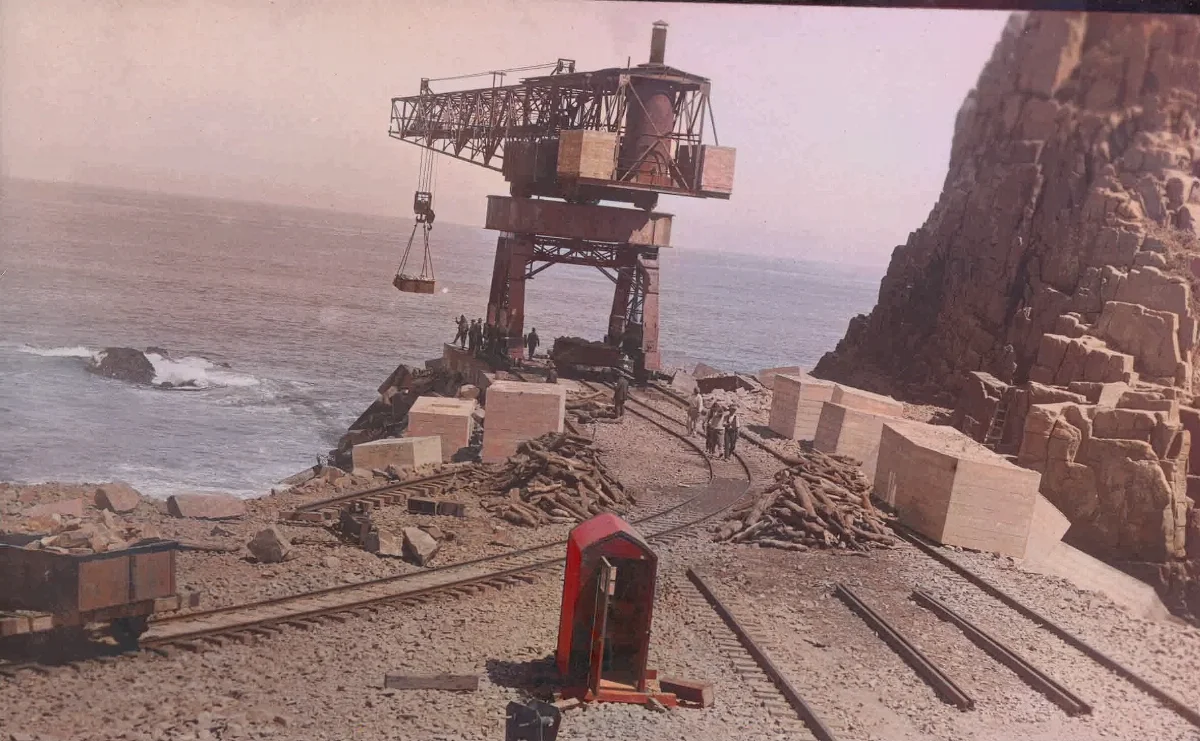 Gruas Muelle de Constitución ca. 1920 — 1920 | Chile de Ayer