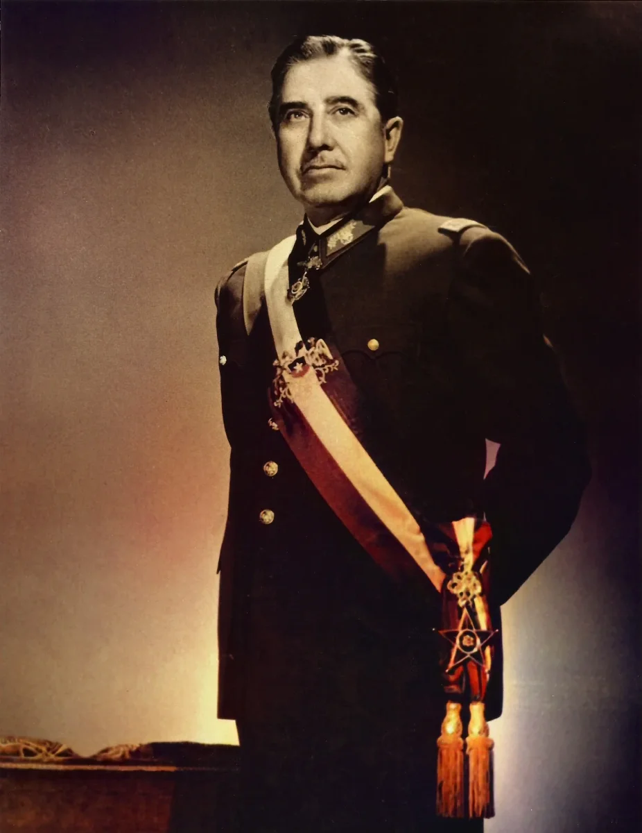 Augusto Pinochet foto oficial — 1974 | Chile de Ayer
