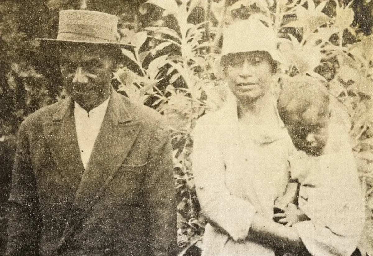 Juan Tepano, el artista de la Isla con su esposa y un hijo, 1927 — 1927 | Chile de Ayer
