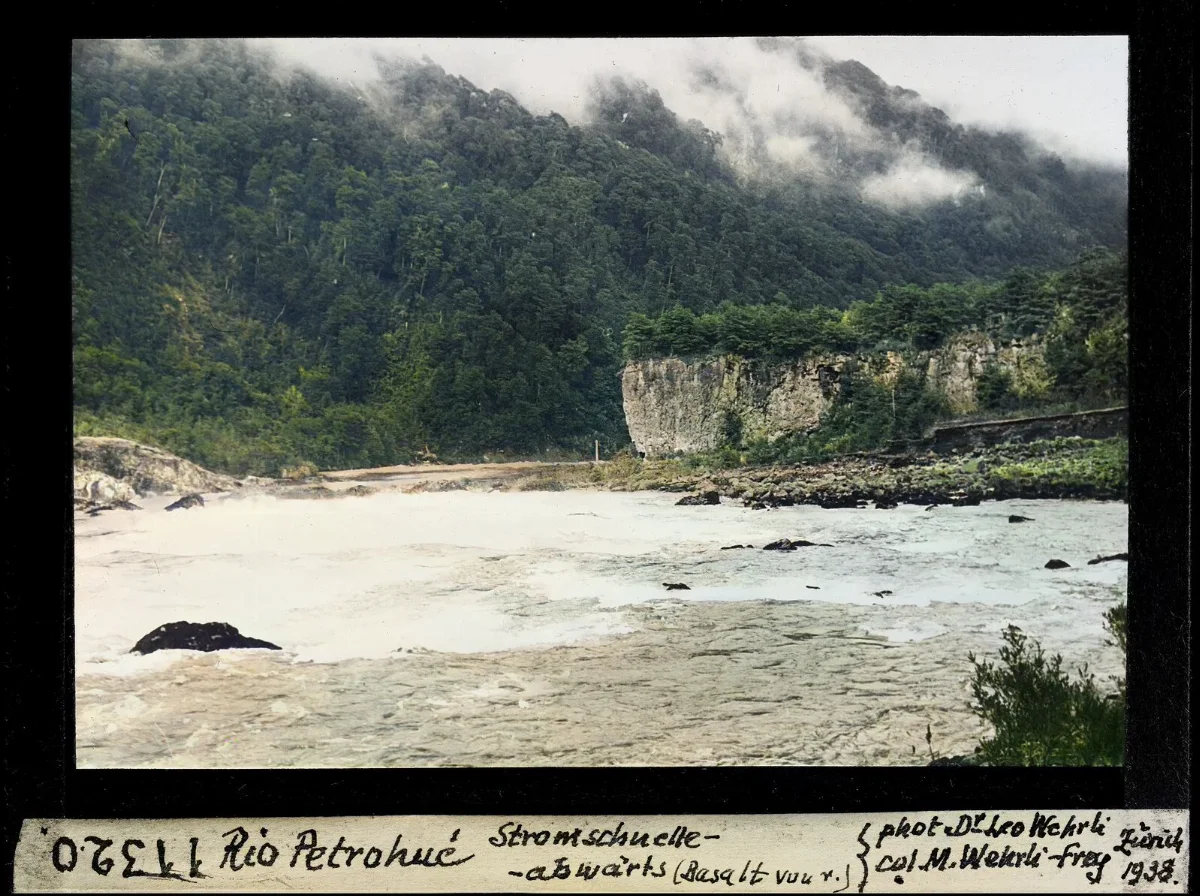 Rapidos del rio Petrohue aguas abajo con paredon rocoso, 1938 — aprox. 1938–1940 | Chile de Ayer