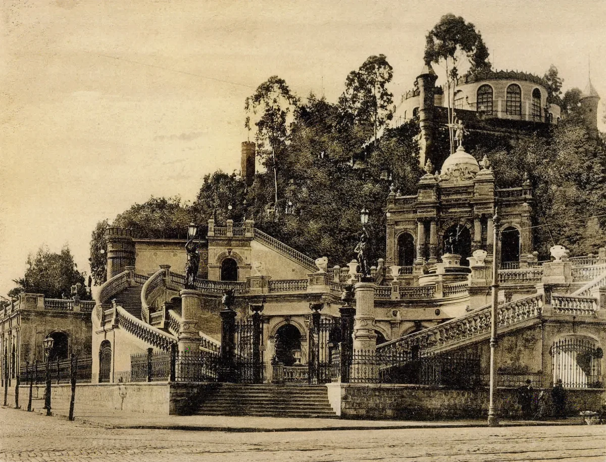 Acceso del Cerro Santa Lucía en 1903 — Cerro Santa Lucía — 1903 | Chile de Ayer