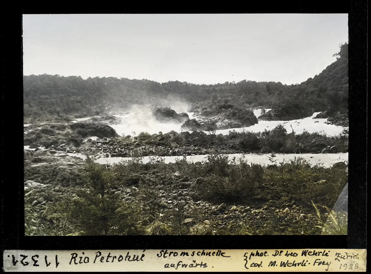 Rápidos del río Petrohué aguas arriba, diapositiva coloreada por M. Wehrli-Frey — aprox. 1938–1940 | Chile de Ayer